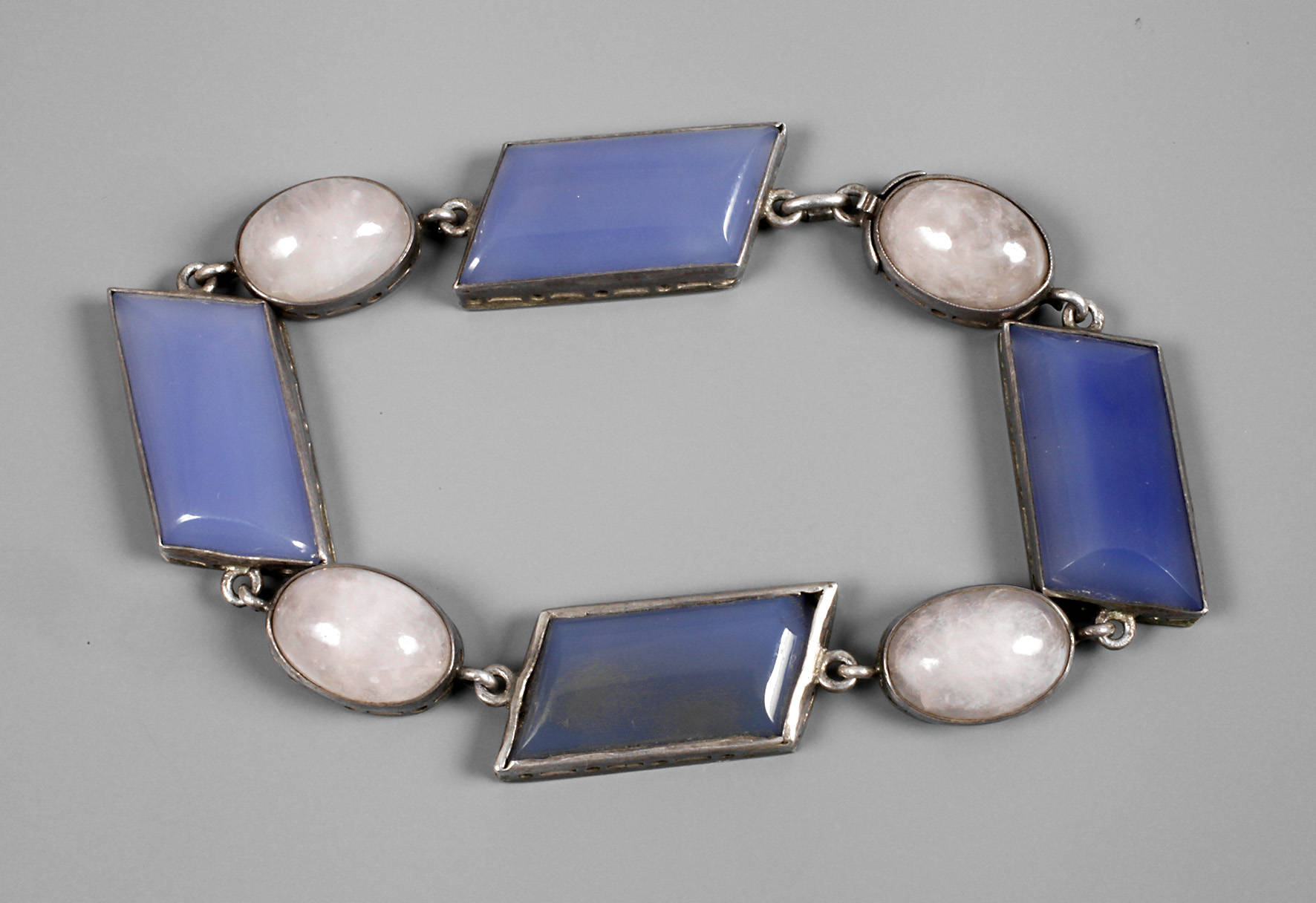 Armband mit Chalzedonen und Rosenquarz