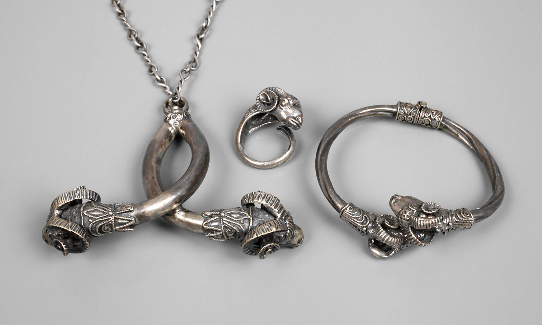 Schmuckset mit Widderköpfen