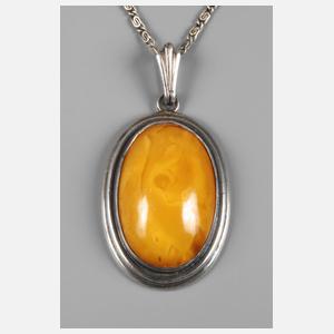 Bernsteinanhänger an Kette