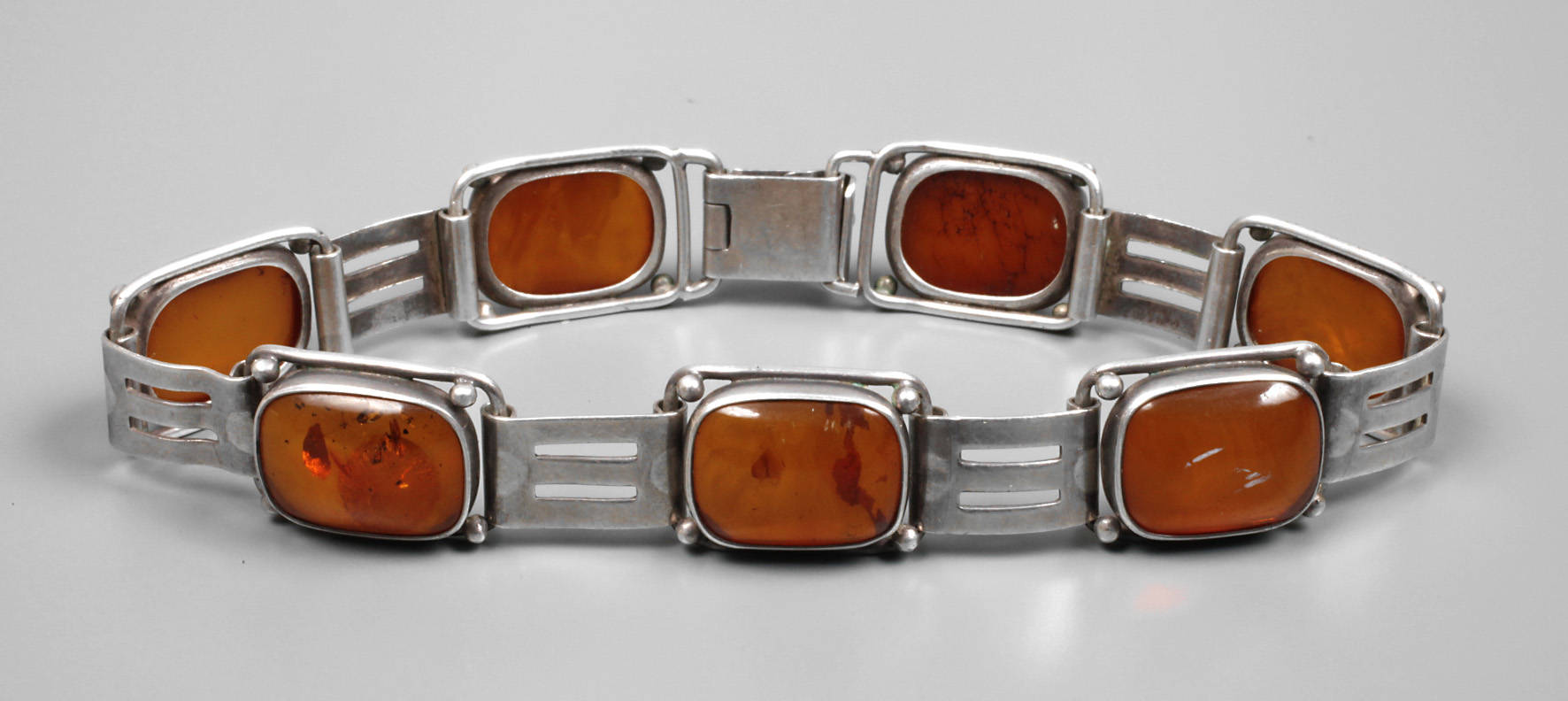 Armband mit Bernsteinen