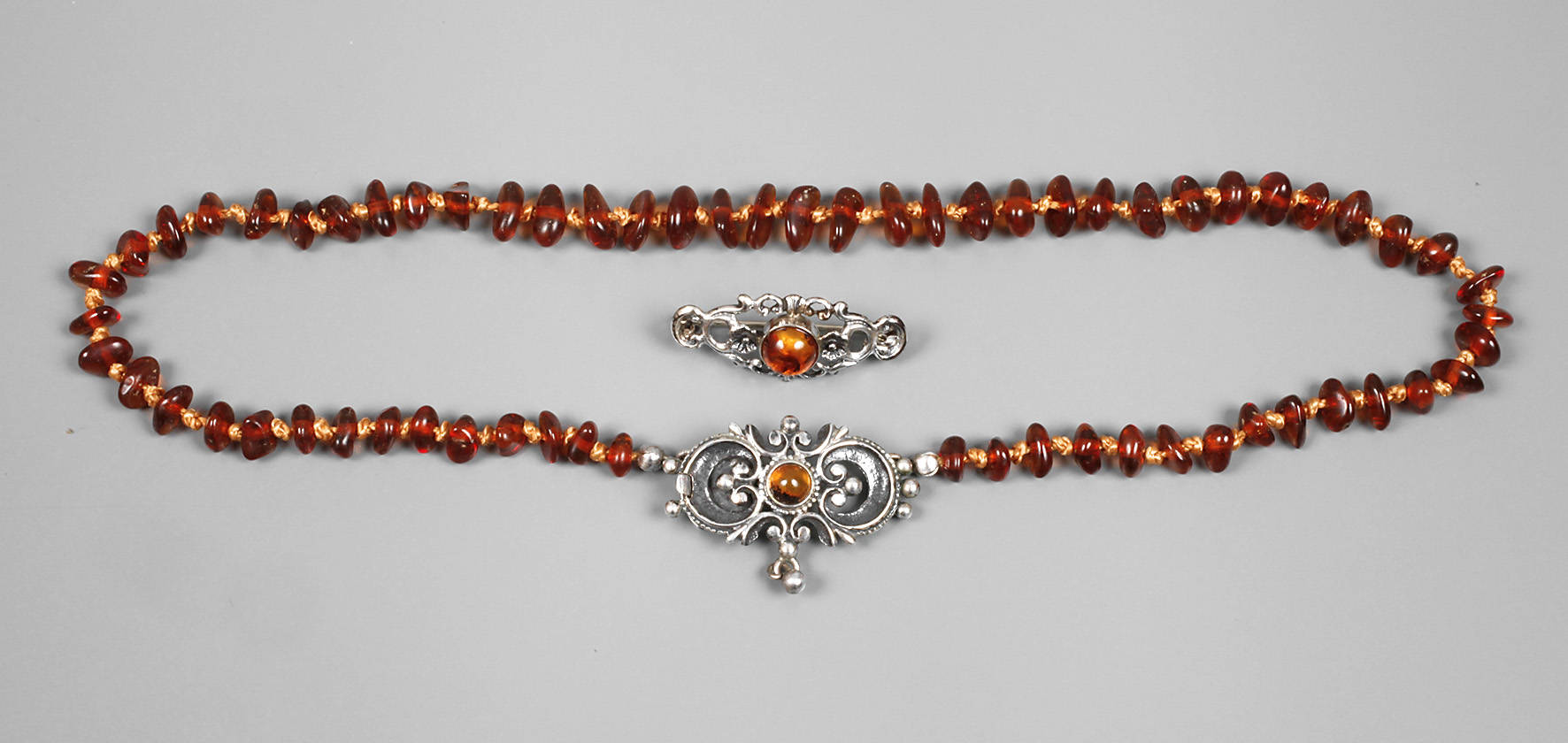 Zwei Teile Bernsteinschmuck