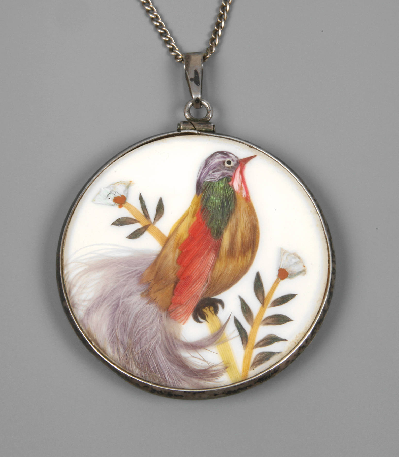 Anhänger mit feiner Federarbeit