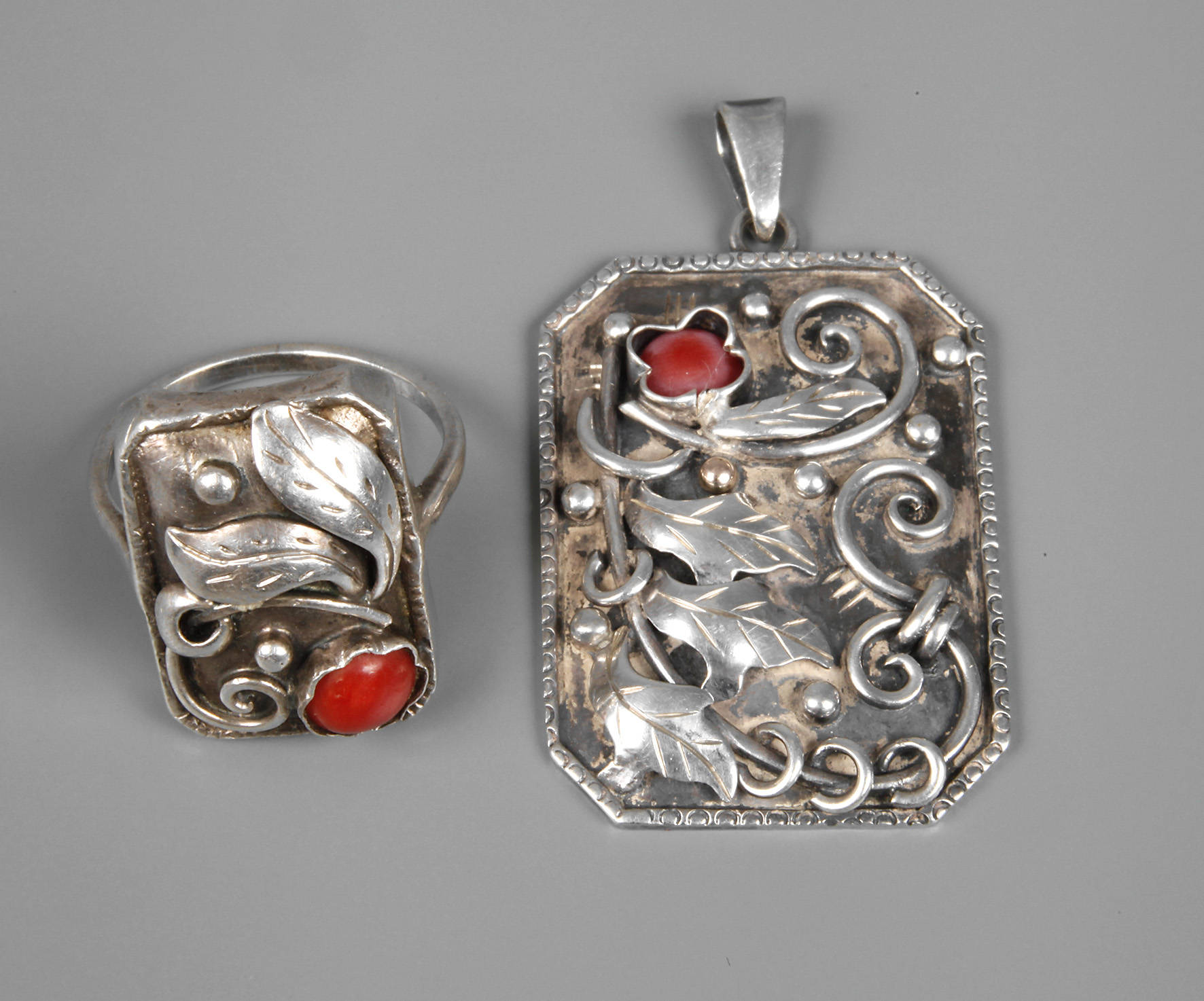 Schmuckset mit Korallenbesatz