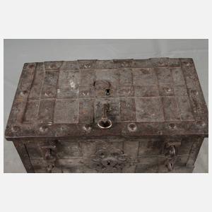 Eisentruhe auf Rädern