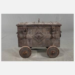 Eisentruhe auf Rädern