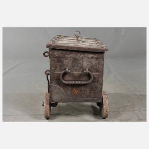 Eisentruhe auf Rädern