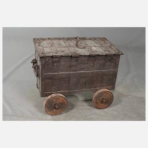 Eisentruhe auf Rädern