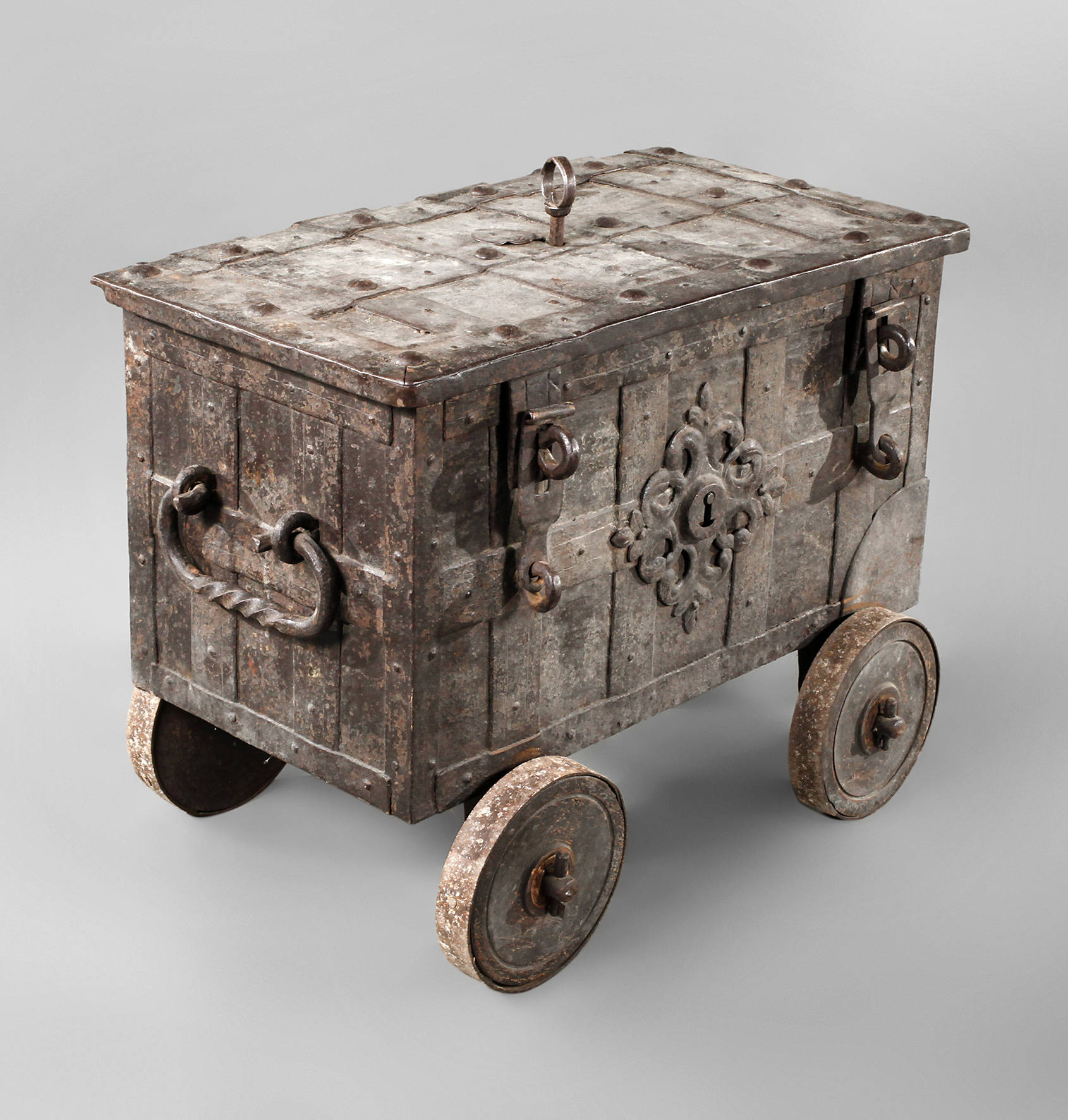 Eisentruhe auf Rädern