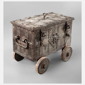 Eisentruhe auf Rädern