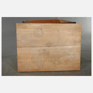 Tisch und zwei Stühle