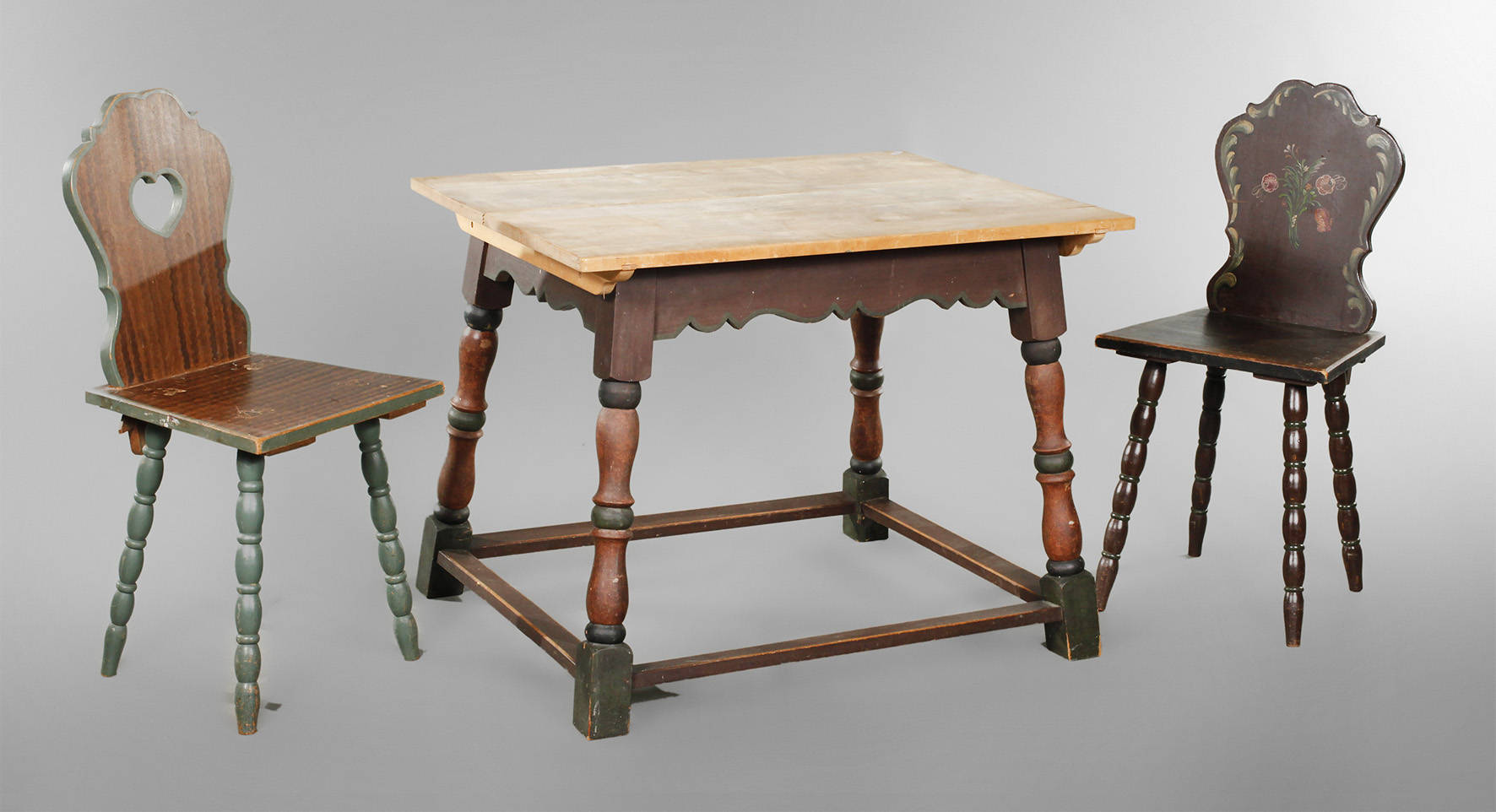 Tisch und zwei Stühle