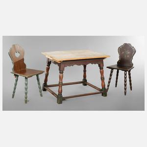 Tisch und zwei Stühle