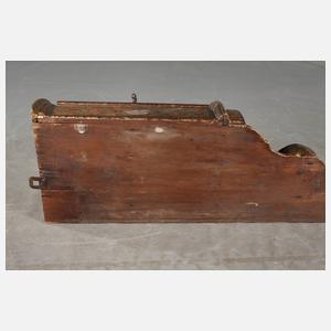 Klassizistisches Eckschränkchen