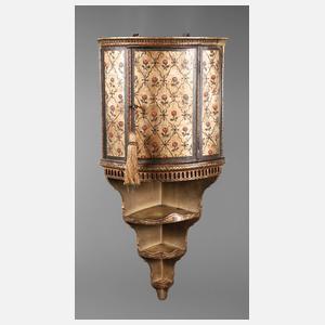 Klassizistisches Eckschränkchen