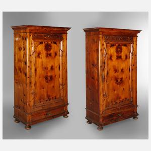 Paar Kleiderschränke