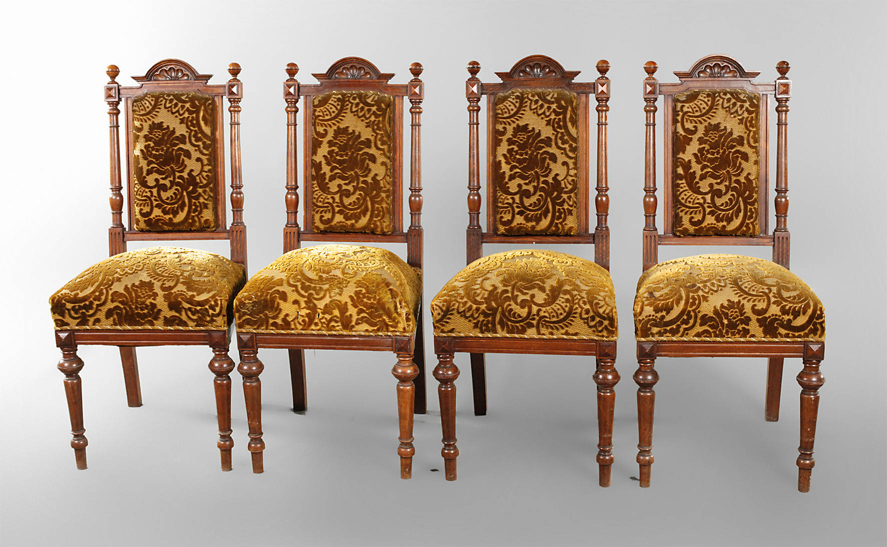 Vier Gründerzeitstühle