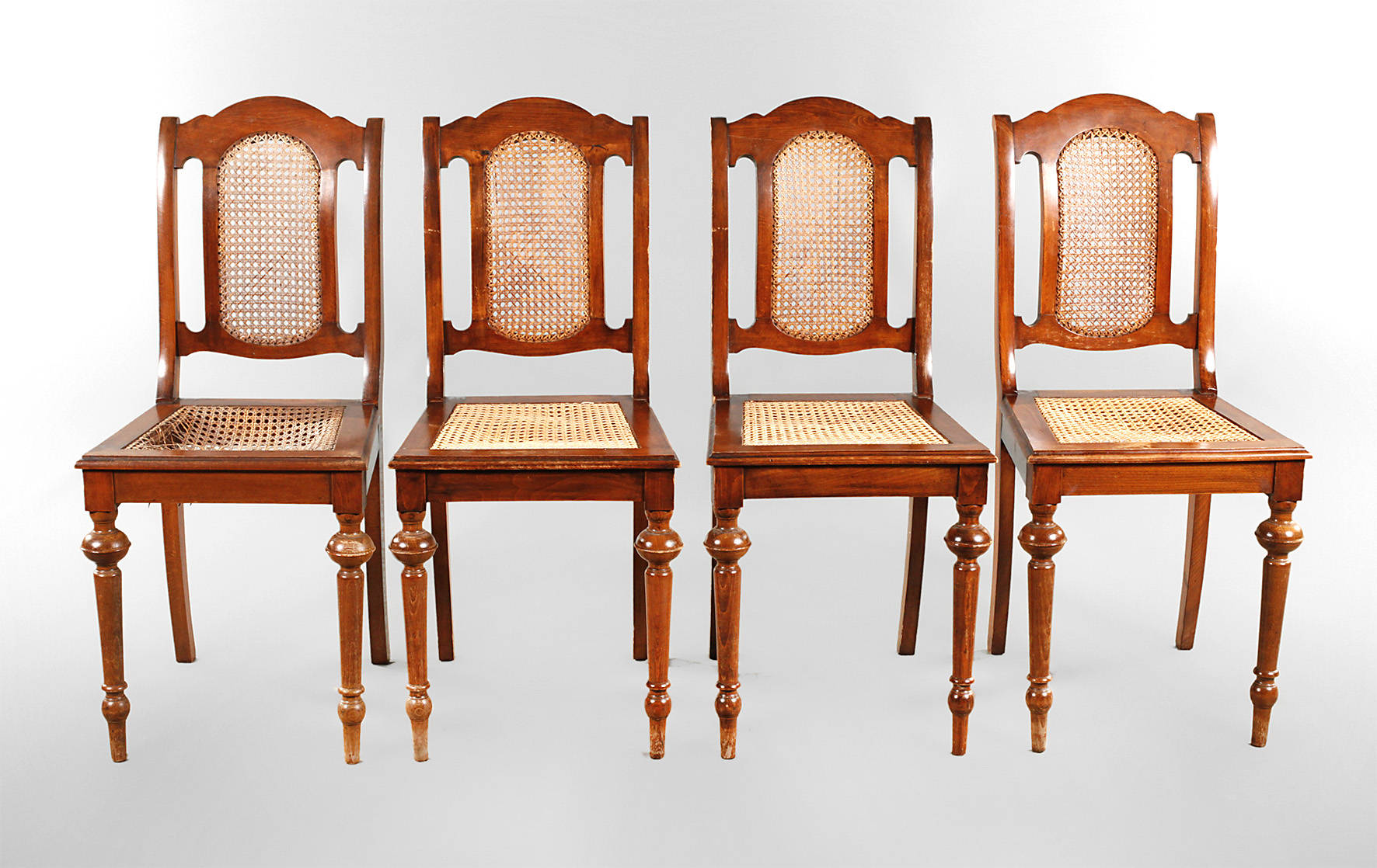 Vier Stühle um 1870