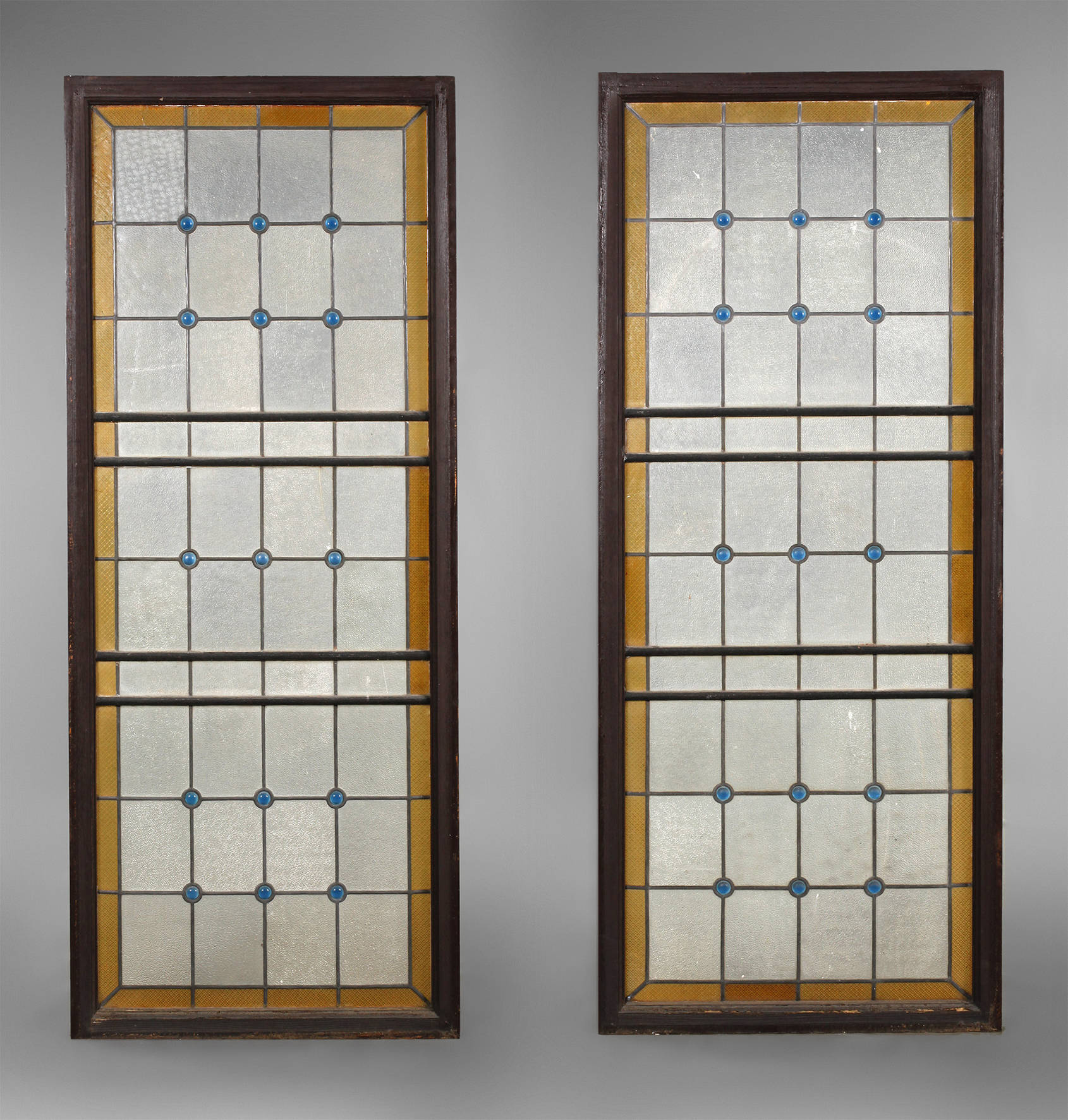 Paar große Bleiglasfenster