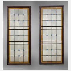 Paar große Bleiglasfenster