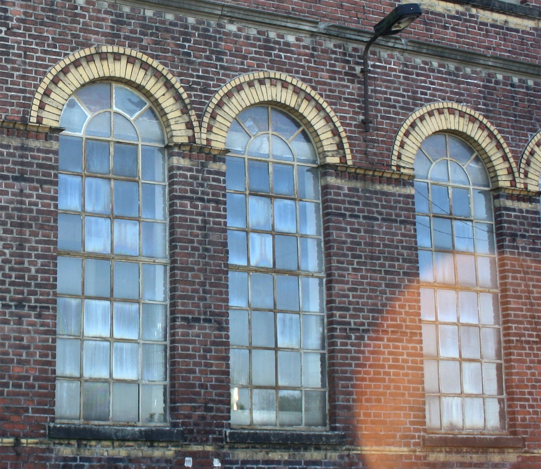 Drei große Industriefenster