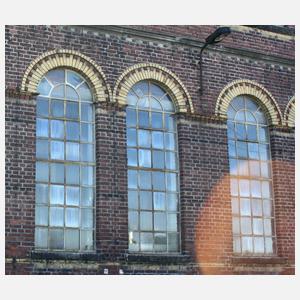 Drei große Industriefenster