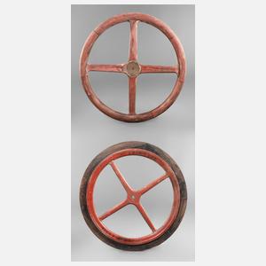 Zwei dekorative Holzräder