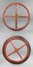 Zwei dekorative Holzräder