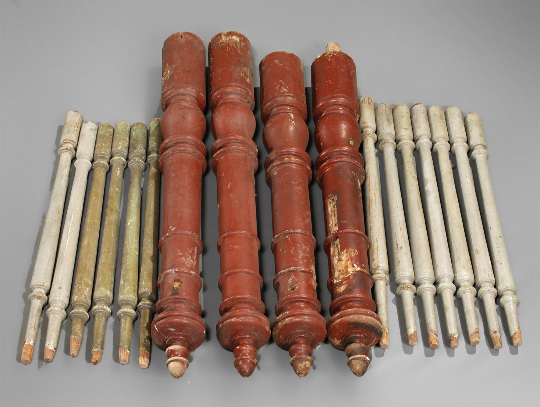 Vier Geländersäulen und 13 Sprossen