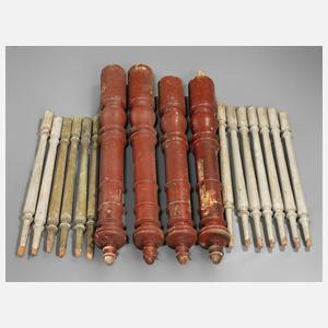 Vier Geländersäulen und 13 Sprossen