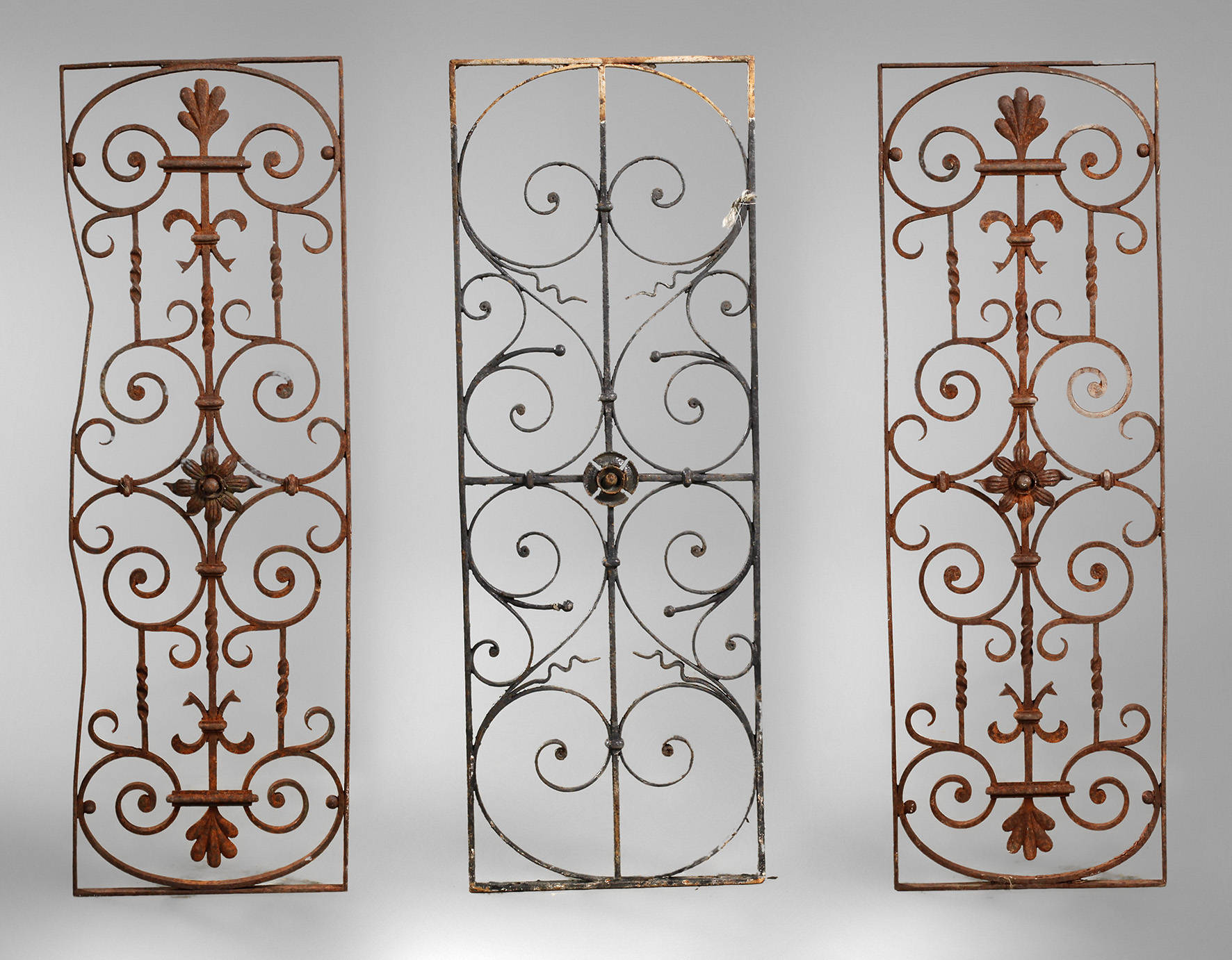 Drei Fenstergitter Historismus