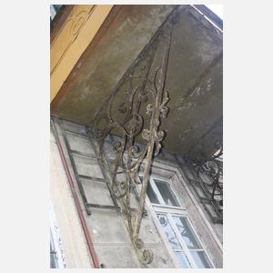 Paar prächtige Ausleger für ein Vordach