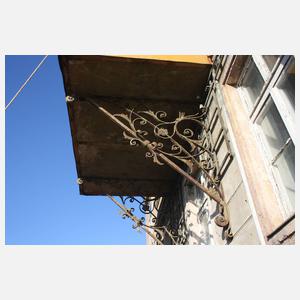 Paar prächtige Ausleger für ein Vordach