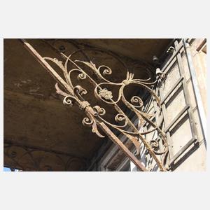 Paar prächtige Ausleger für ein Vordach