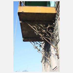 Paar prächtige Ausleger für ein Vordach