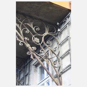 Paar prächtige Ausleger für ein Vordach