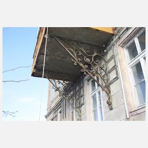 Paar prächtige Ausleger für ein Vordach