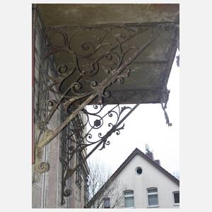 Paar prächtige Ausleger für ein Vordach