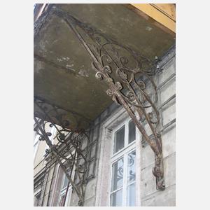 Paar prächtige Ausleger für ein Vordach