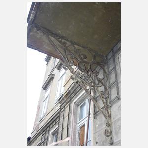 Paar prächtige Ausleger für ein Vordach