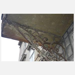 Paar prächtige Ausleger für ein Vordach