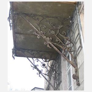 Paar prächtige Ausleger für ein Vordach