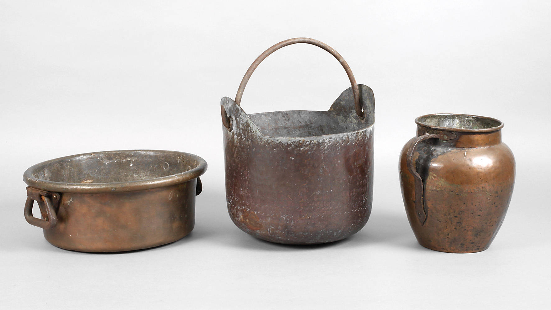 Drei Kupferkessel