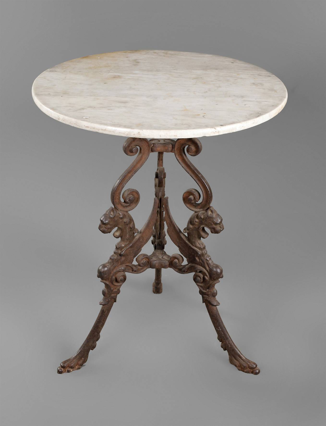 Gartentisch mit Greifen