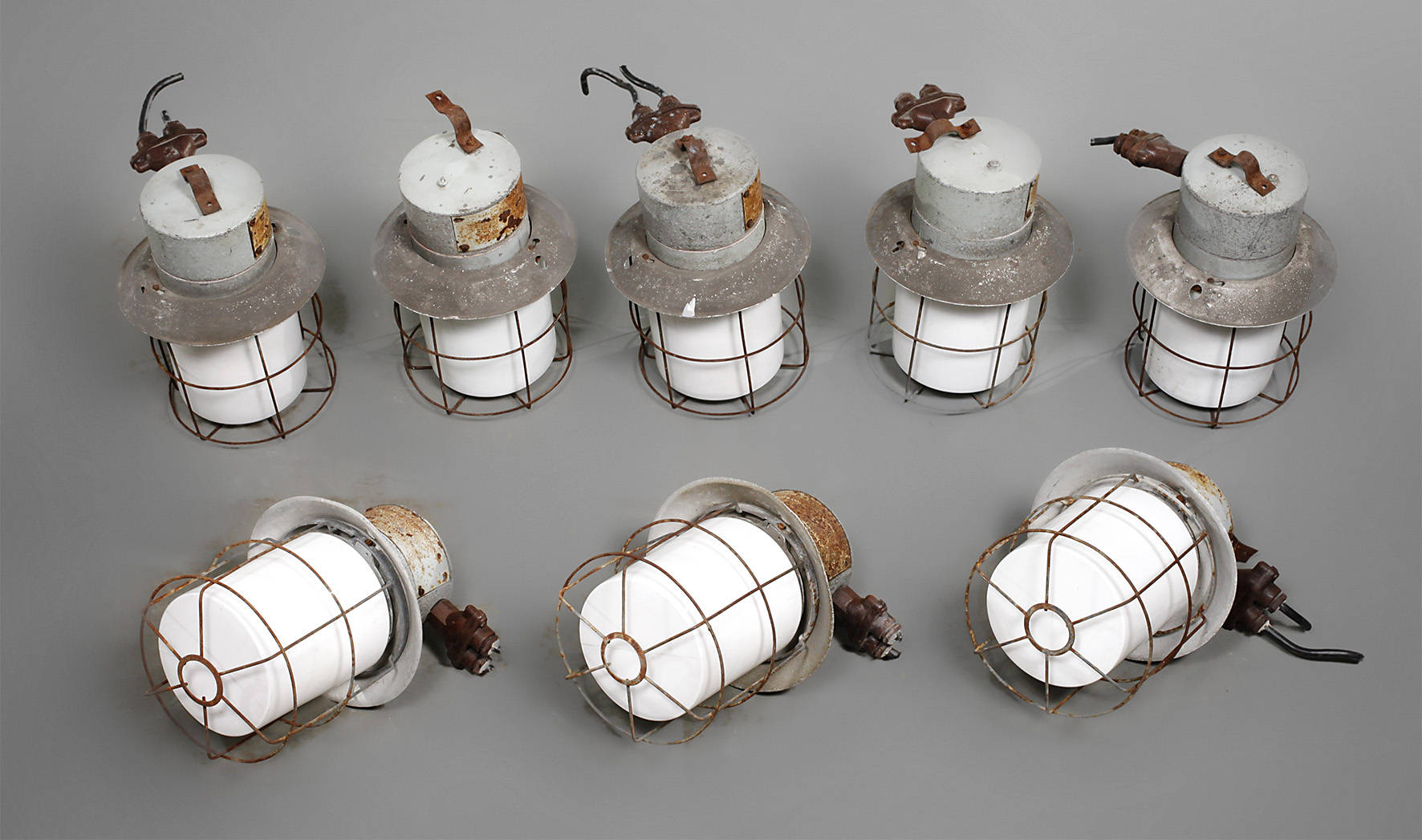 Acht Industrielampen
