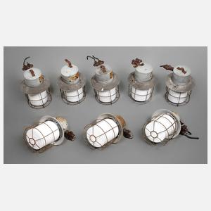 Acht Industrielampen