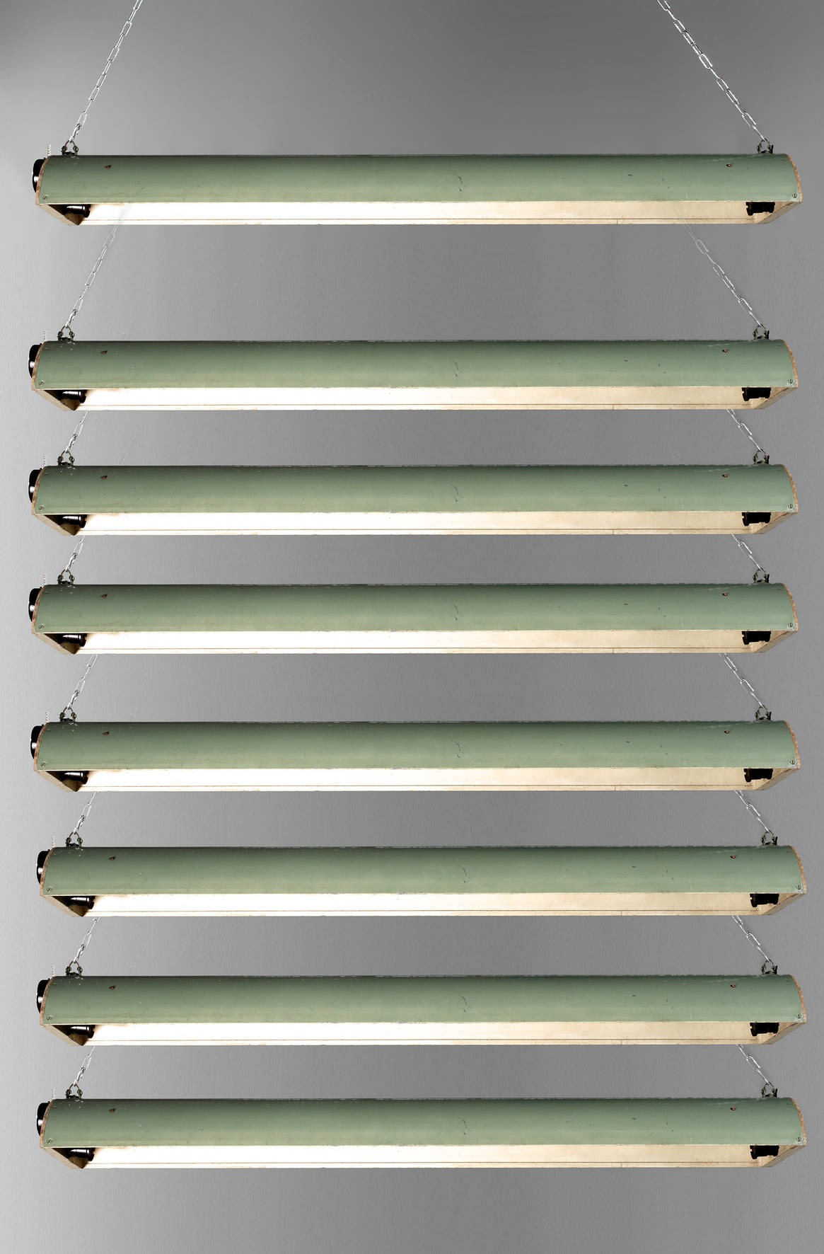 Acht Industrieleuchten