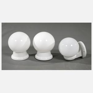 Drei Lampen mit Porzellanfuß