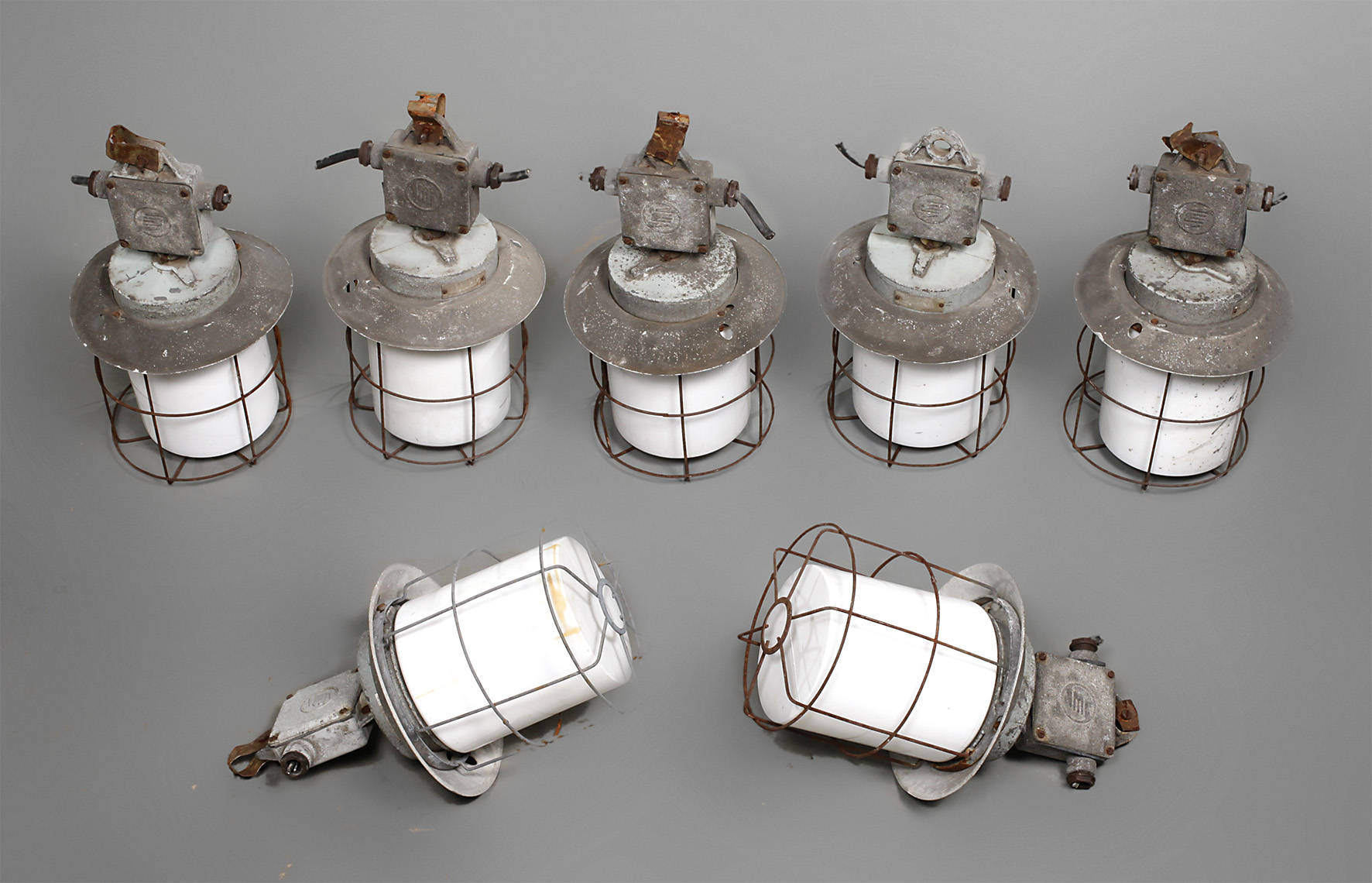 Sieben Industrielampen