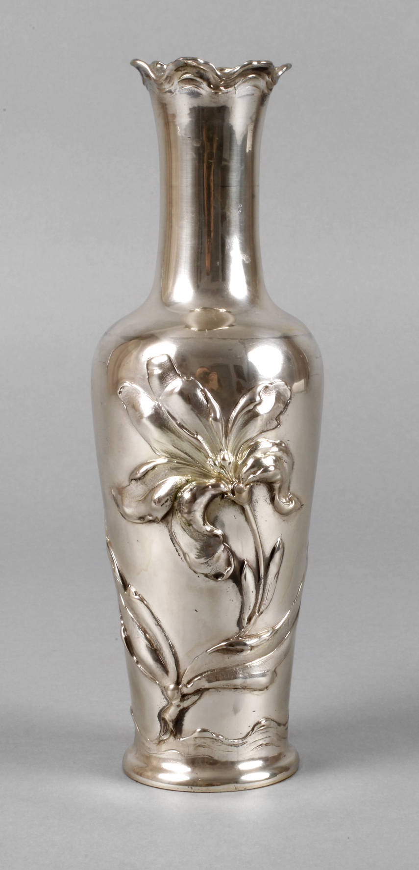 Silbervase mit Irisblüte