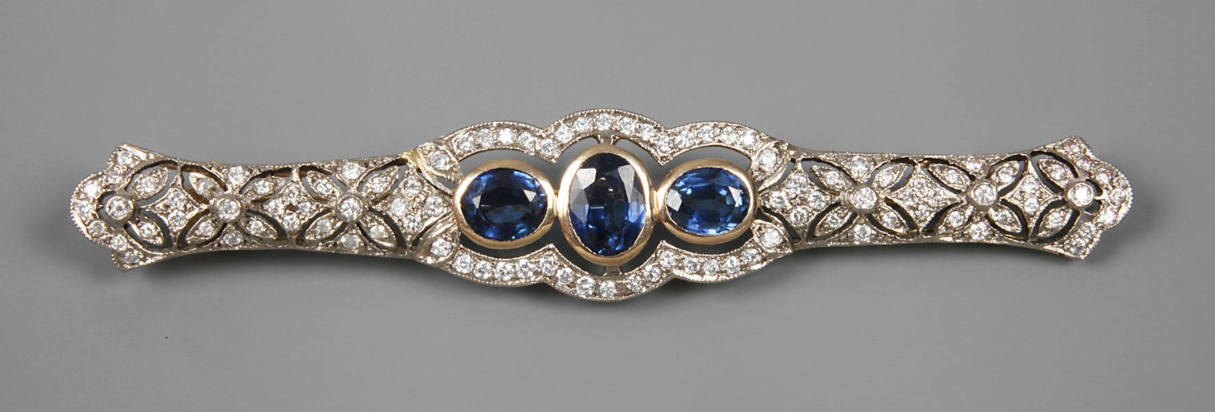 Stabbrosche mit Saphiren und Diamanten